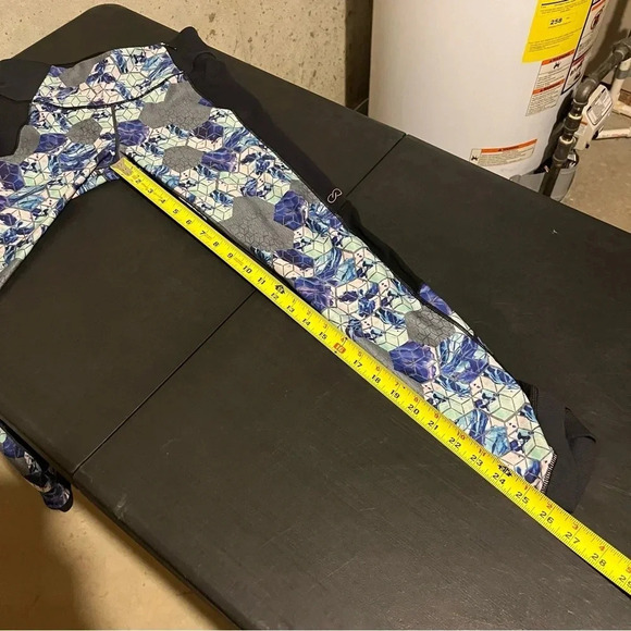 CALIA by Carrie Underwood Size Small Essential Geo Printed Tulip Hem Legging - Picture 12 of 12